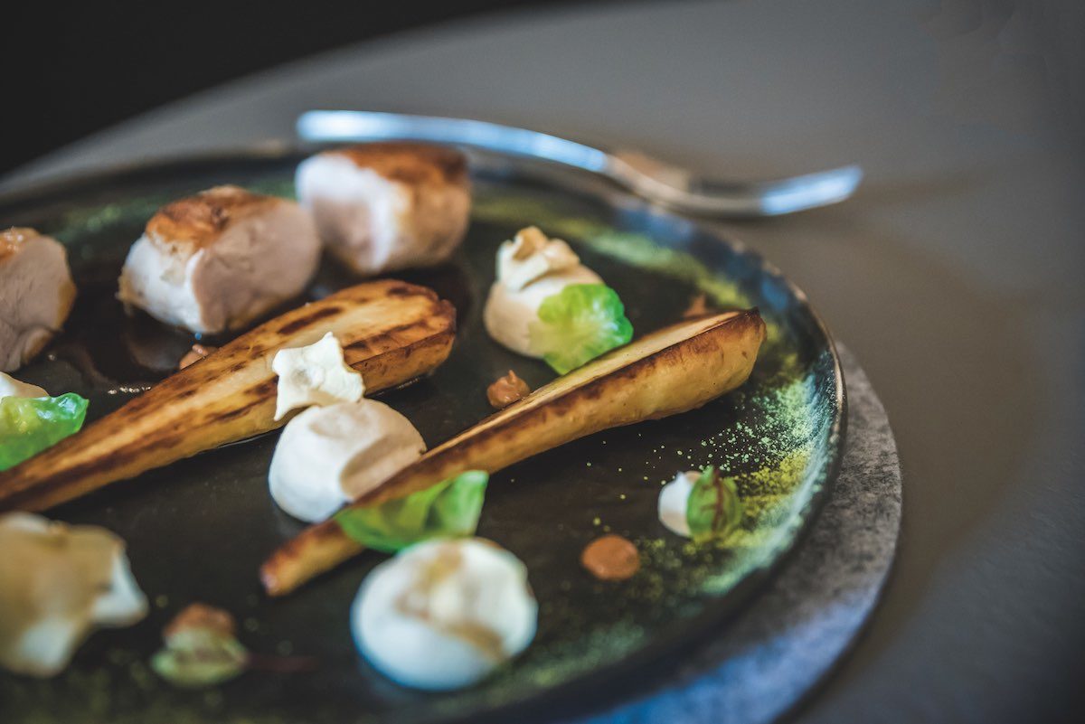 Volaille, panais, sauces pralinée et cacahuète au restaurant Le Pampre, à Metz.