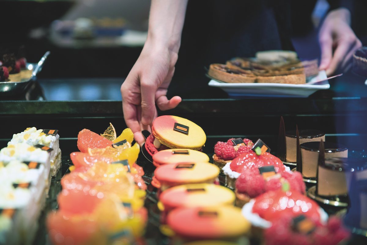 Une partie de la vitrine de la chocolaterie pâtisserie Fresson