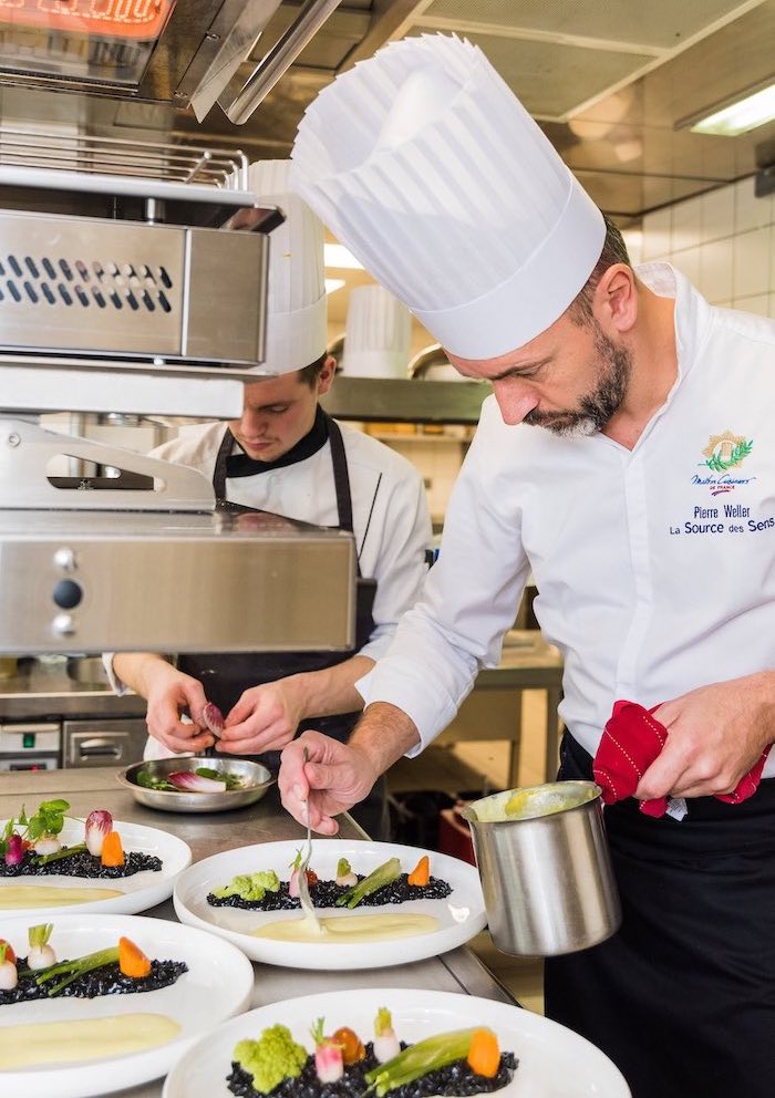 Pierre Weller dans les cuisines du restaurant de la Source des Sens. © Milan Szypura