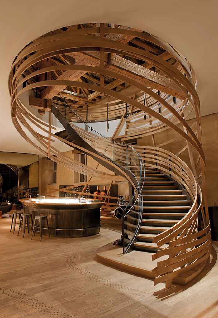 Escalier de la Brasserie Les Haras à Strasbourg, designé par Jouin-Manku et réalisés par les Ateliers Stroh, entreprise de KS groupe. Photo : Hélène Hilaire