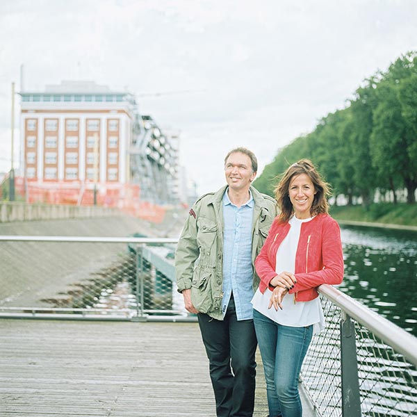 Caroline et Eric Thiercelin, restaurateurs, photographiés au pied de la Tour Seegmuller à Strasbourg. ©Christophe Urbain