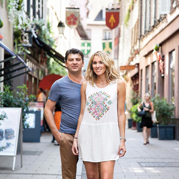 Gilles et Juliette Moerkel, restaurateurs, photographiés rue des Orfèvres à Strasbourg. ©Brokism