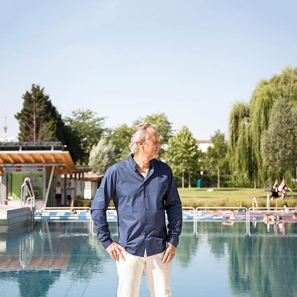 Jean Metzger, manager de la distillerieBertrand Uberach, photographié à la piscine du Wacken à Strasbourg. ©Brokism