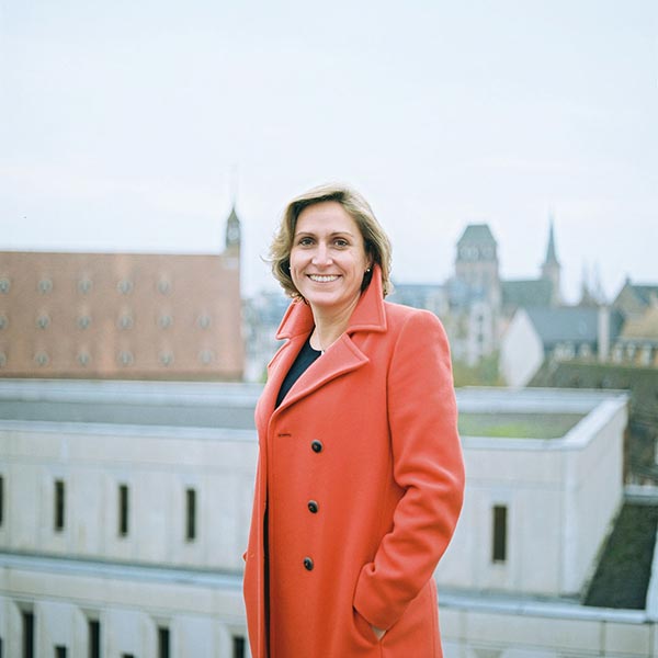 Anne Siegel, directrice agence A.S Communication, sur les toits de l'église Saint-jean à Strasbourg. © Christophe Urbain