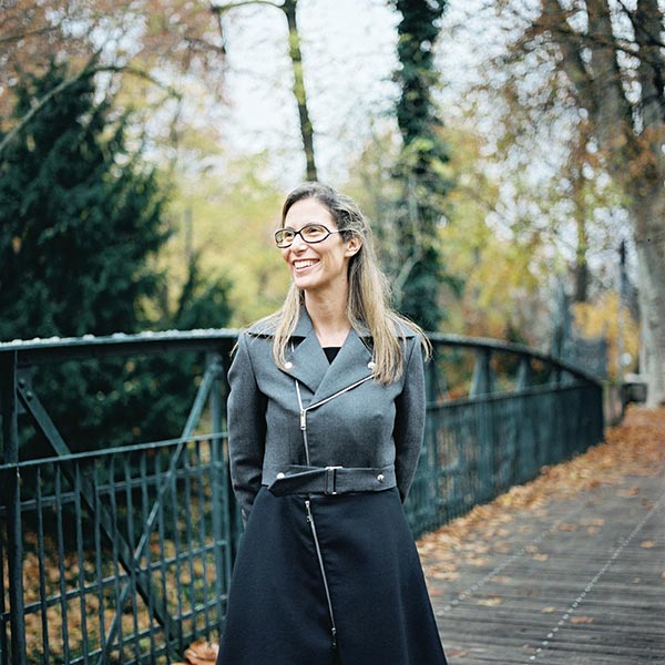 Talia Guivante, Chirurgien dentiste, à la passerelle des Arquebusiers à Strasbourg. © Christophe Urbain