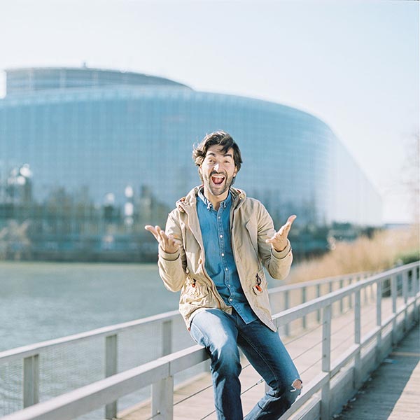Muammer Yilmaz, aventurier, réalisateur, devant le parlement européen de Strasbourg. © Christophe Urbain
