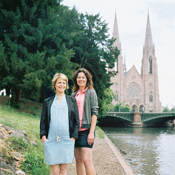 Catherine Gasser et Esther Schmitt, naturopathes aux rives de l'Église Saint-Paul à Strasbourg. © Christophe Urbain