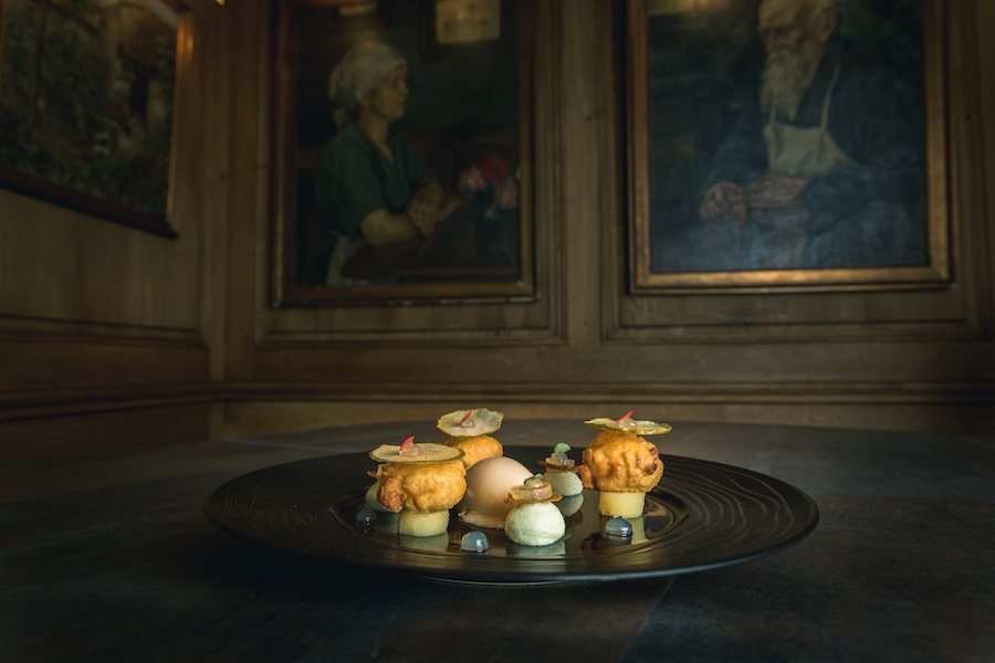 Une cuisine "fine de terroir", dans une salle à l'ambiance musée.