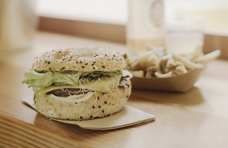 Vélicious Burger, burger et frite © Henri Vogt