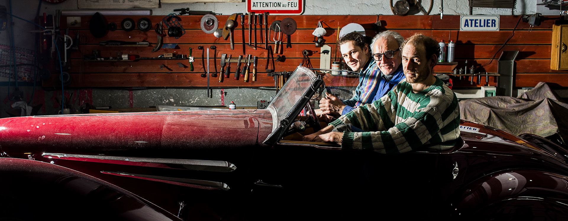 Hubert Haberbusch, Isaak Rensing et Romain Gougenot dans la carrosserie H.H. Services. © Pascal Bastien