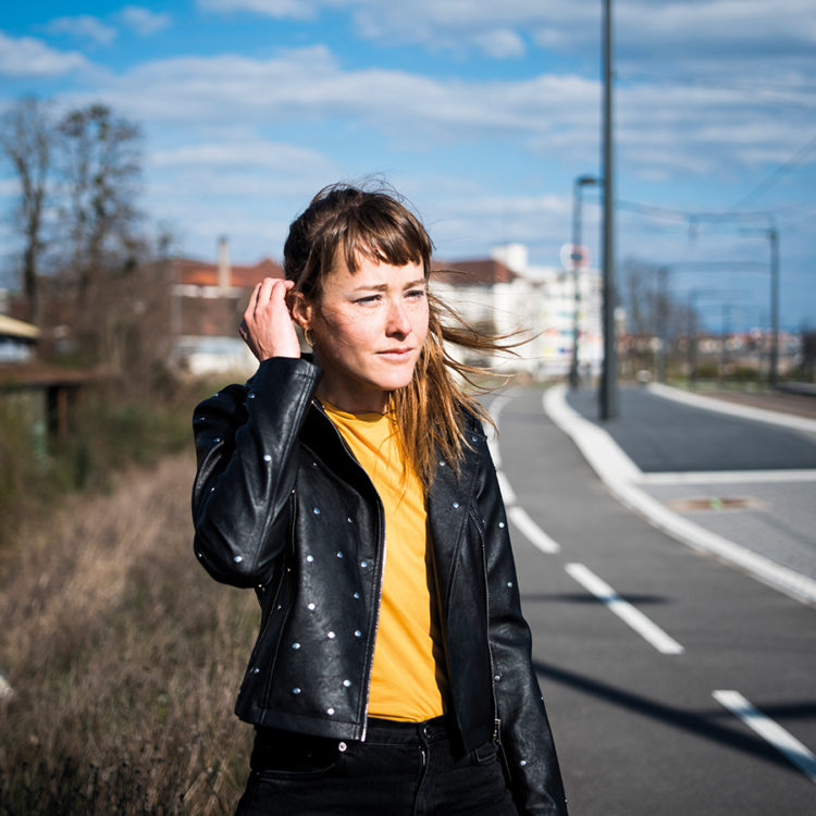 Zut Magazine - Alice Fremeaux, responsable du développement de la SPL Deux-Rives, photographiée au Petit Rhin à Strasbourg par Pascal Bastien