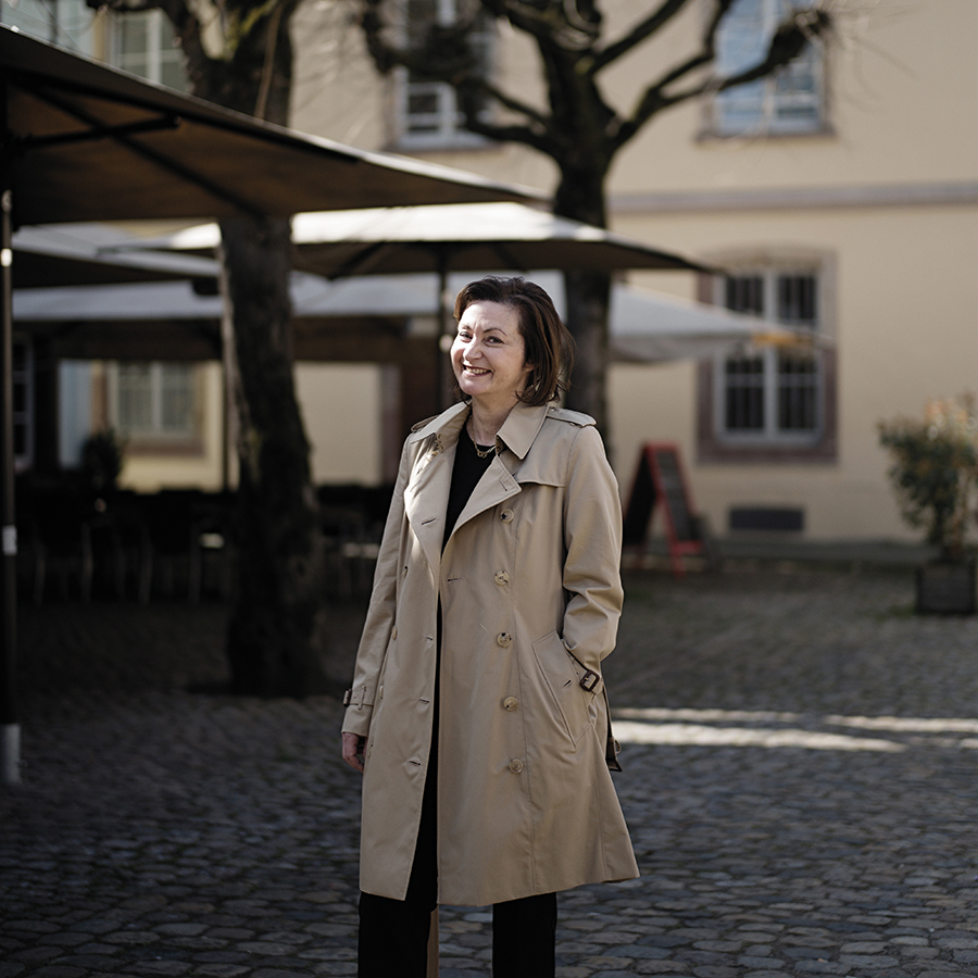 Zut Magazine - Anne Kalebjian, directrice de la boutique dinh van, photographiée place du marché Gayot à Strasbourg par Henri Vogt