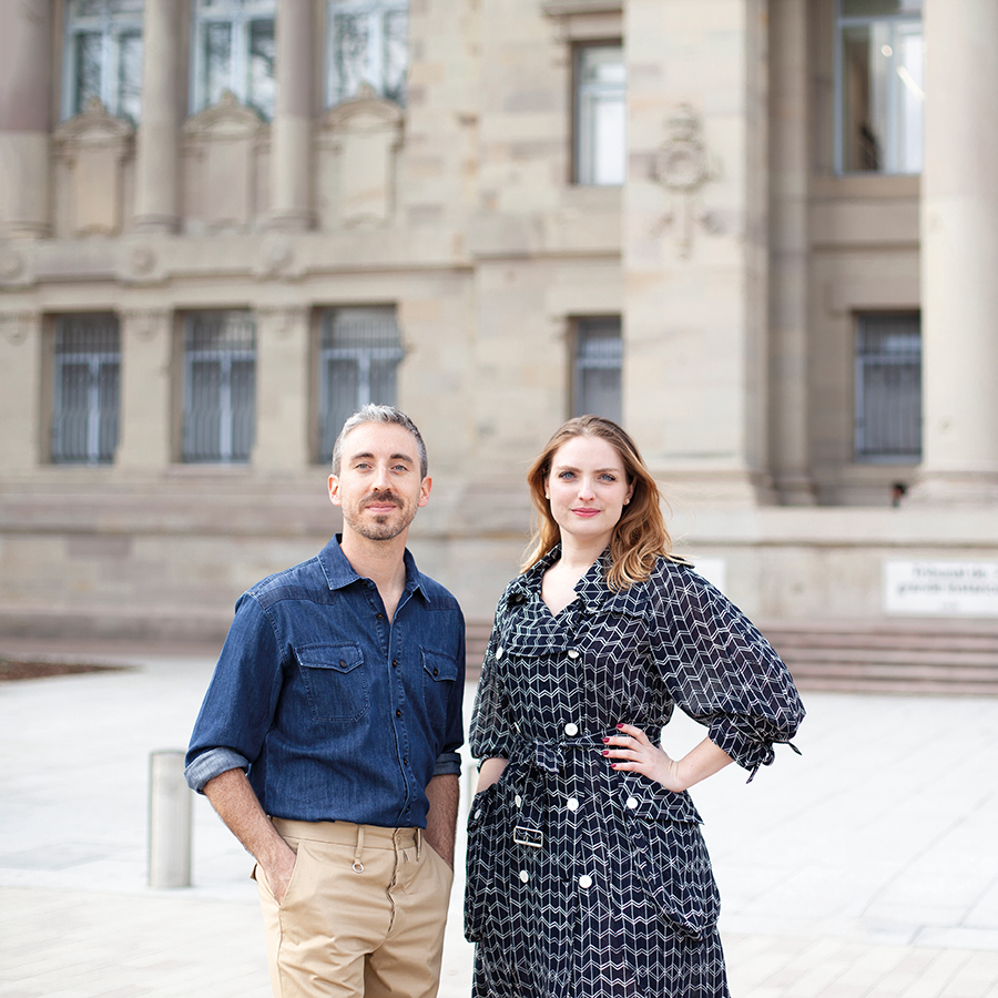 Zut Magazine - Jérémie Lotz et Emmanuelle Alizon de l'agence Noiizy, photographiés devant le Palais de justice de Strasbourg, par Hugues François