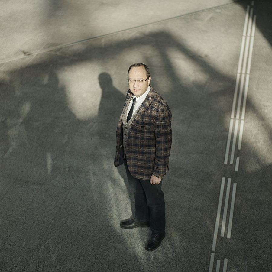 Zut Magazine - Luc Soler, directeur scientifique de l'IRCAD, photographié à la gare de Strasbourg par Henri Vogt