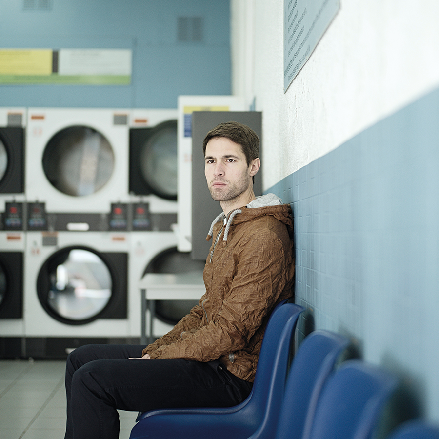 Zut Nicolas Decoud, auteur, photographié à la laverie Grand'Rue à Strasbourg par Henri Vogtgazine -