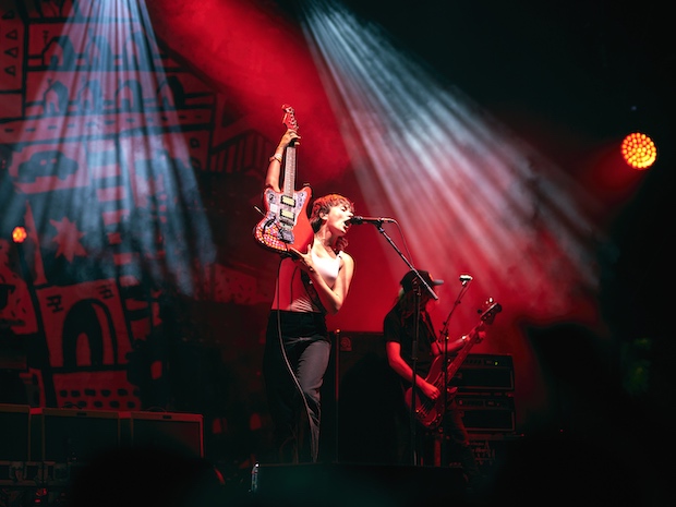 Courtney Barnett sur la scène du Cabaret Vert © Simon Pagès