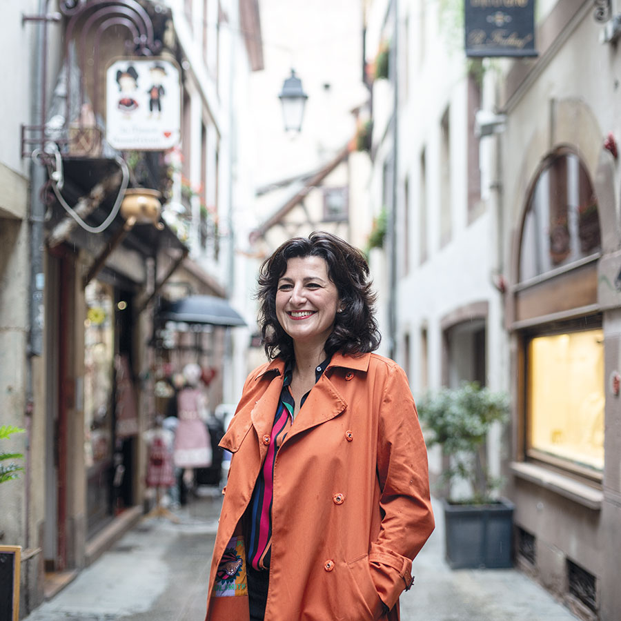 ZUT-MAGAZINE—Stephanie Lacour Jenny, prorpiétaire du restaurant Picobello à Strasbourg, photographiée rue du Chaudron- ©Christophe Urbain