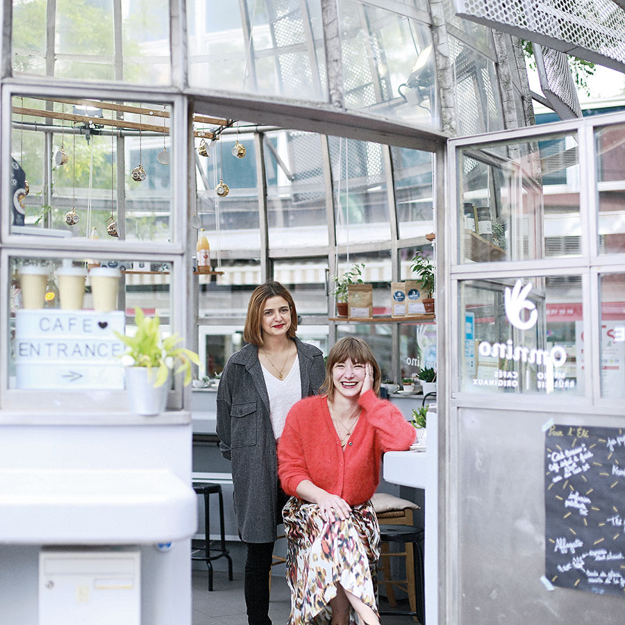 ZUT-MAGAZINE— Adélie Salmon et Tiffany Brua, gérantes de Sit Sat Sat traiteur et catering à Strasbourg, photographiées au Kiosque Omnino - ©Christophe Urbain