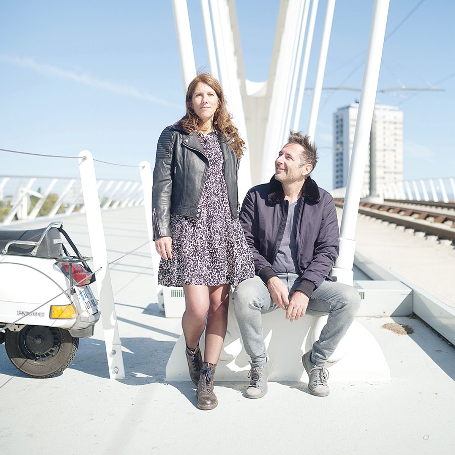 ZUT-MAGAZINE—Bénédicte Bach et Benjamin Kiffel, artiste, photographiée au pont Beatus Rhenanus- ©Henri Vogt