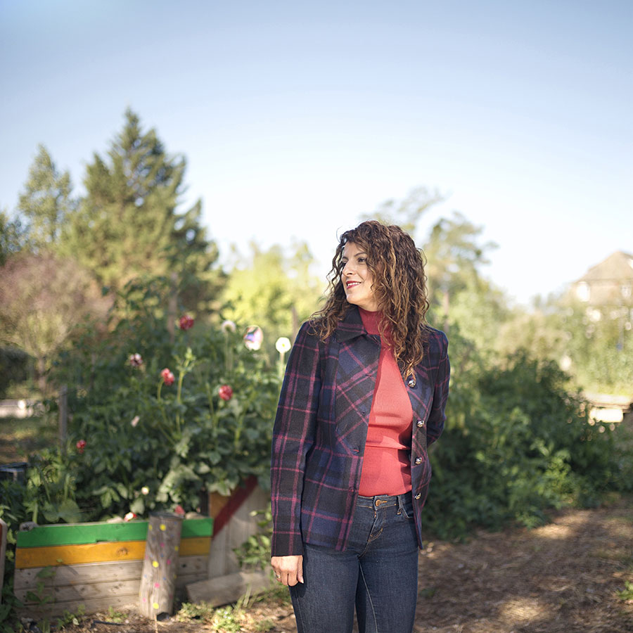 ZUT-MAGAZINE—Denia Ben El Harbes, cheffe de projet de la foire St-Art, photographiée au jardin d'Apollonia