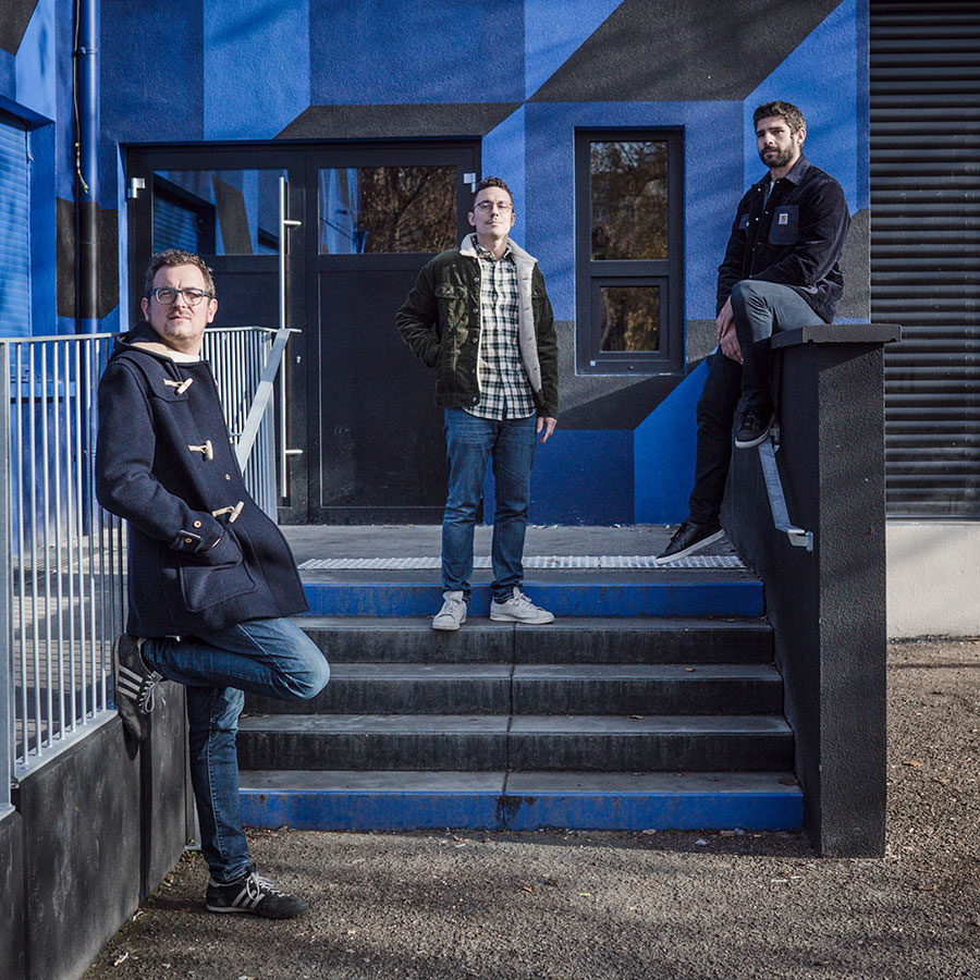 ZUT-MAGAZINE—Guillaume Christmann, Xavier Nachbrand et Matthieu Belhaddad, architecte, photographiée à la Maison bleue - ©Jésus s. Baptista