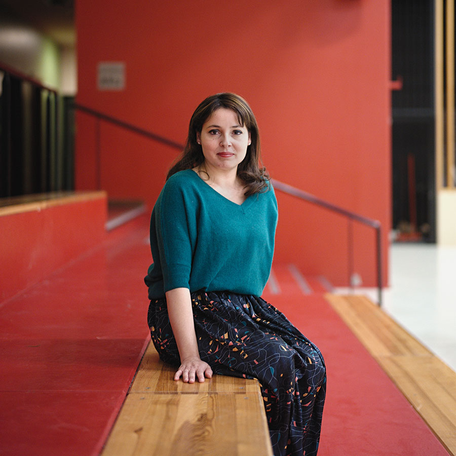 ZUT-MAGAZINE—Nora Tafiroult, chargée de mission, photographiée Gymnase Reuss - Neuhof - ©Henri Vogt