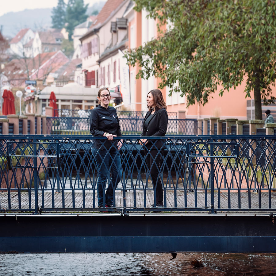 Hélène Ober & Joëlle Boissier, photographiées au parc du Casino. © Christoph de Barry