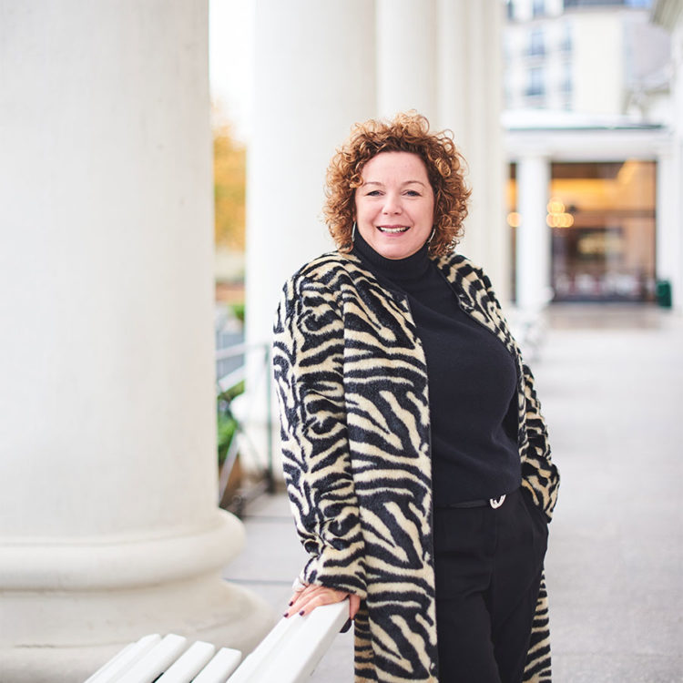 ZUT-OBERRHEIN—Nora Waggershauser, Directrice du Baden-Baden Kur & Tourismus GmbH photographiée au Kurhaus à Baden-Baden, ©Arno Kohlem