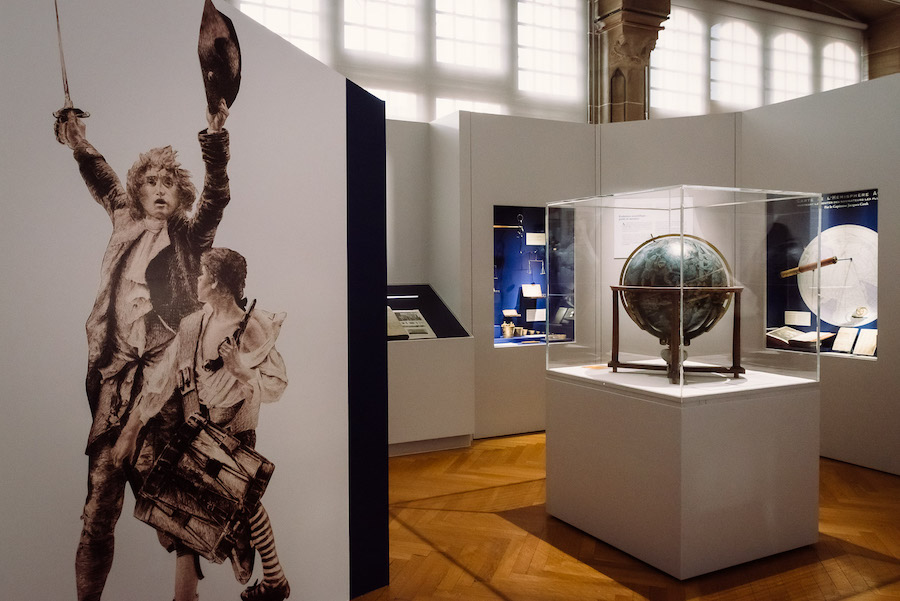 Dans cette pièce du musée historique de Haguenau consacrée au siècle des lumières : l'évolution des poids et mesures, l'encyclopédie de Diderot et d'Alembert... Photo Christoph de Barry