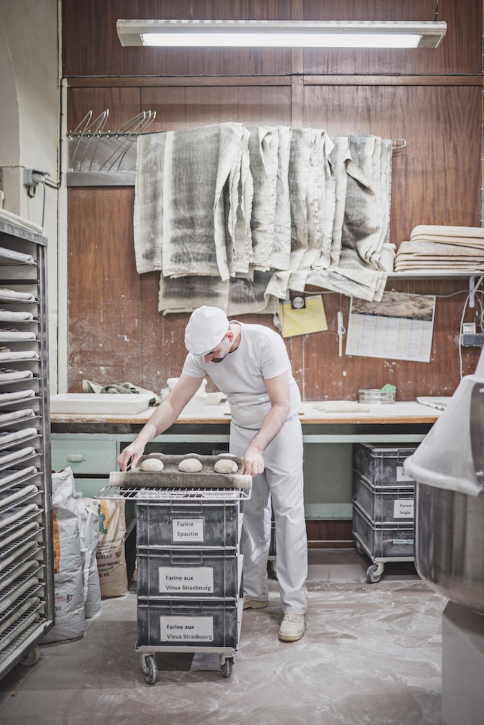 Le boulanger Xavier Pfeiffer façonne le pain dans le laboratoire de la boulangerie Woerlé. © Jésus s. Baptista