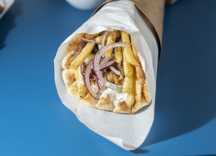 Le souvlaki en sandwich pita du restaurant Yamas. © Christophe Urbain