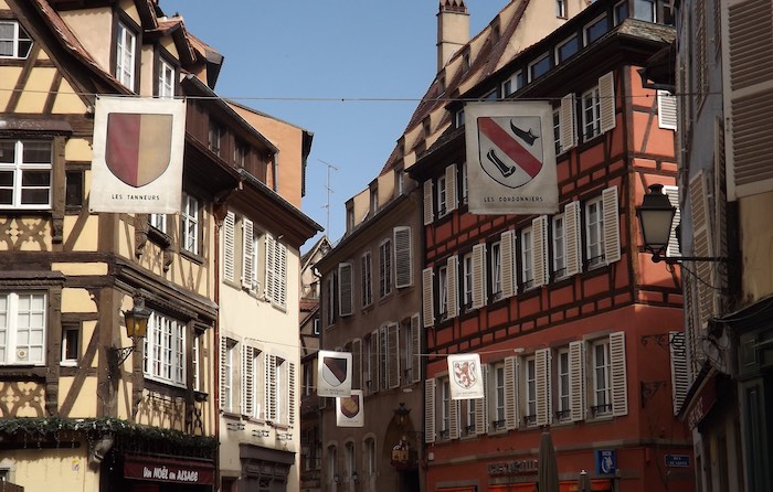 D’anciennes armoiries de corporations étendues dans la rue des Dentelles, à Strasbourg. Photo : C. Paccou