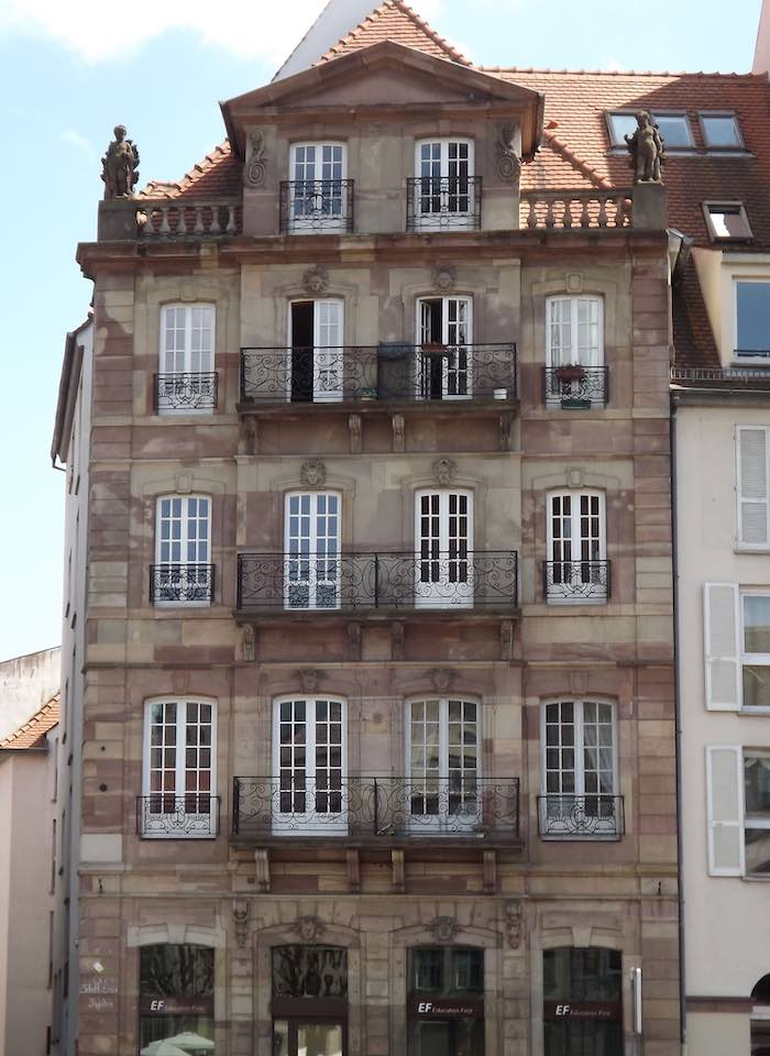 mmeuble de la tribu des Bateliers (corporation de l’ancre) sur lequel on peut encore voir les angelots et des mascarons représentant les saisons. Jusqu’en 1973, le bâtiment était surmonté par une petite tour qui servait de phare aux bateliers. © Eurométropole de Strasbourg