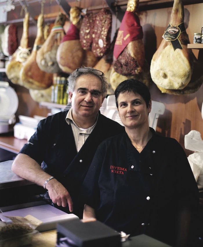 Portrait des patrons de L'Ottima Scelta quai des bateliers à Strasbourg, épicerie italienne © Christophe Urbain