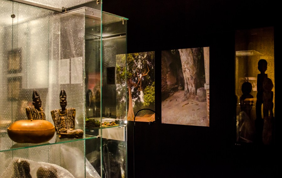 Vue de l'exposition « Magie religieuse et pouvoirs sorciers » au Musée Vodou, 2020.