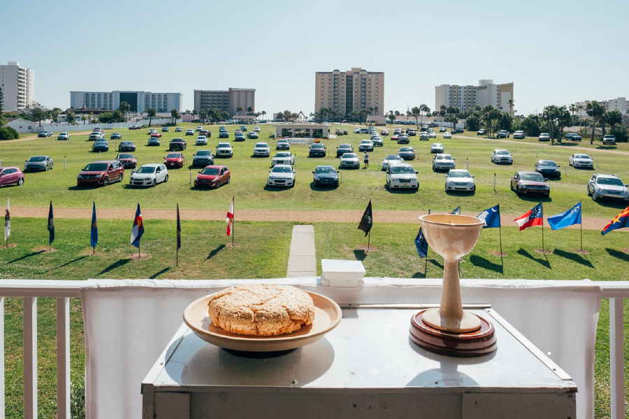 Photographie de la série Drive-in Church par Cyril Abad, prise en 2018 à Daytona Beach en Floride, États-Unis