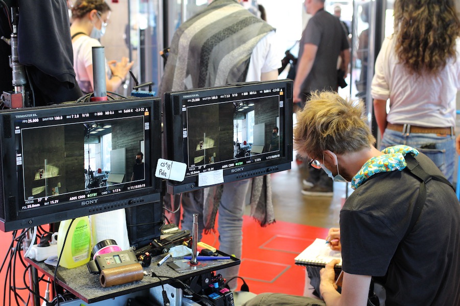 Sur le tournage d'En quête de vérité (3eme Œil Story), à la Médiathèque André Malraux, à Strasbourg comme ailleurs, c'est masques obligatoires. Photo : Médiathèques de Strasbourg