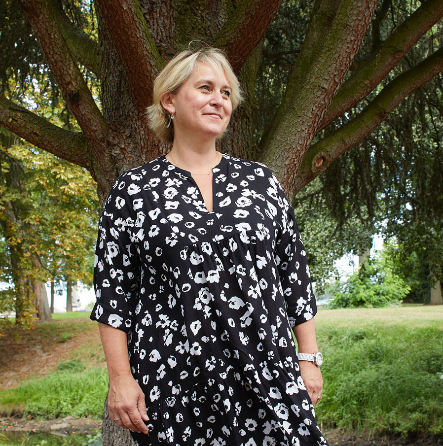 ZUT-HAGUENAU—Anne Lienhart, caviste indépendante à Pépites de Vins, photographiée au sentier Trame Verte ©Estelle Hoffert