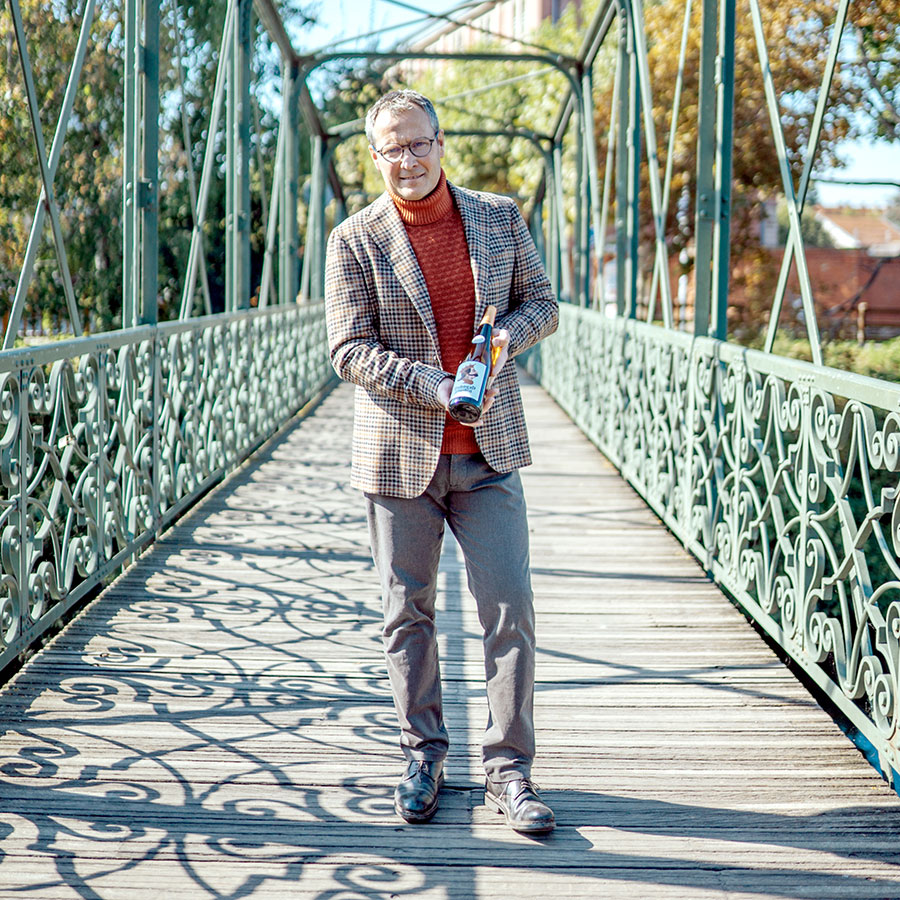 ZUT-STRASBOURG—Lilian Andriuzzi, œnologue à la Cave du Roi Dagobert, photographié à la Passerelle Ducrot @Jésus s. Baptista