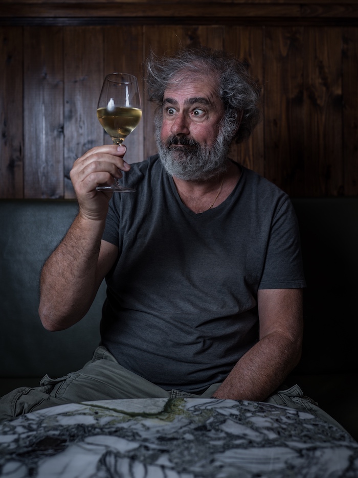 Gustave Kervern regarde un verre de vin, interview © Jésus s. Baptista