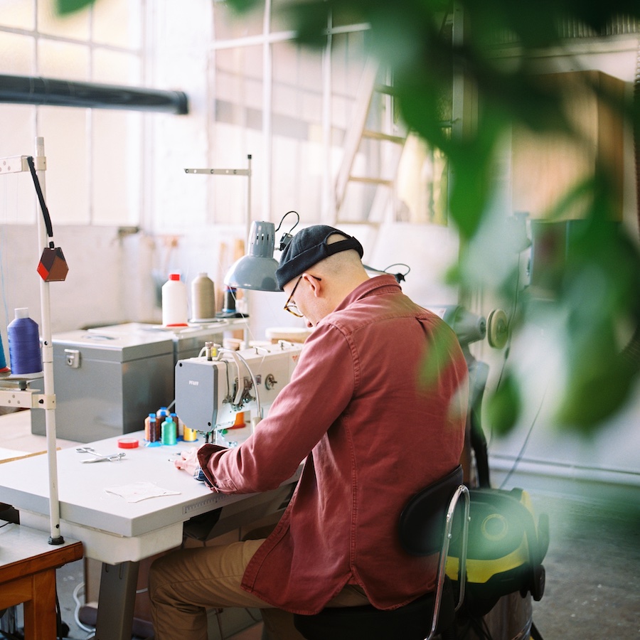 la reverdie pierre roux au traval dans son atelier de maroquinerie à erstein