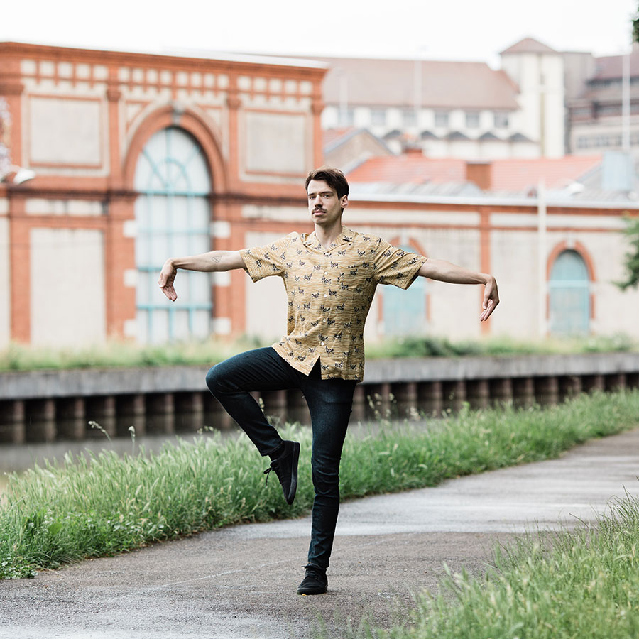 ZUT-LORRAINE—Morgane Baroudel, musicien, chanteur et membre du groupe IPPON, photographiée sur les Rives de Meurthe, site Alstom @Arno Paul