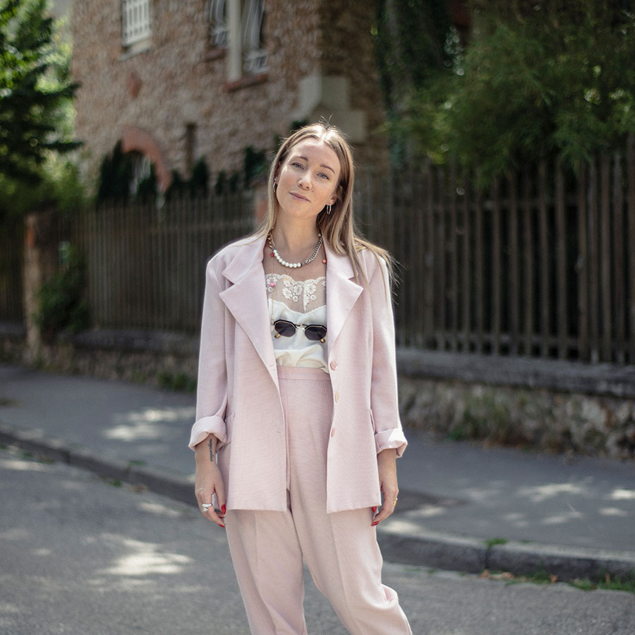 ZUT-LORRAINE—Elena Legros, fondatrice de la boutique d’échange de vêtements Elanavriin, photographiée dans le quartier Saurupt ©William Henrion