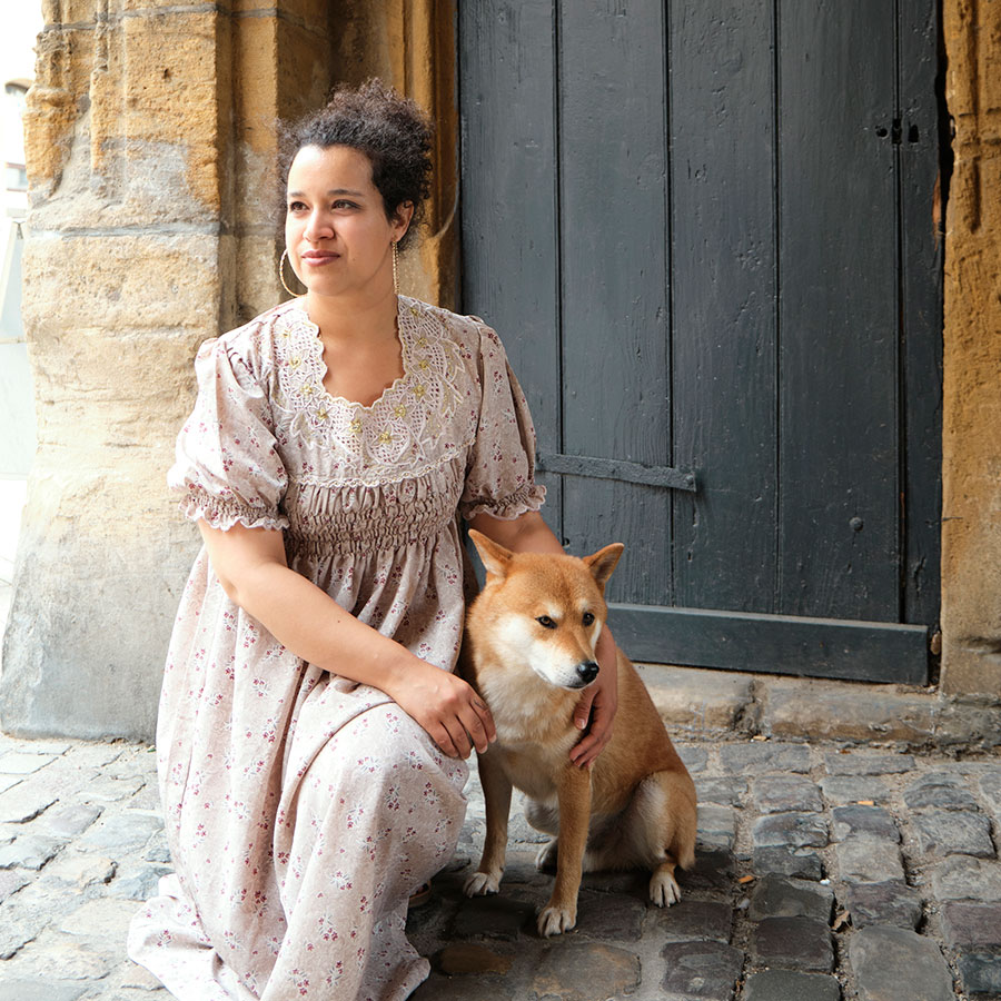 ZUT-LORRAINE—Valentine Compe, cheffe et coach holistique, photographiée dans la rue de la Fontaine à Nancy. ©Alice Petit