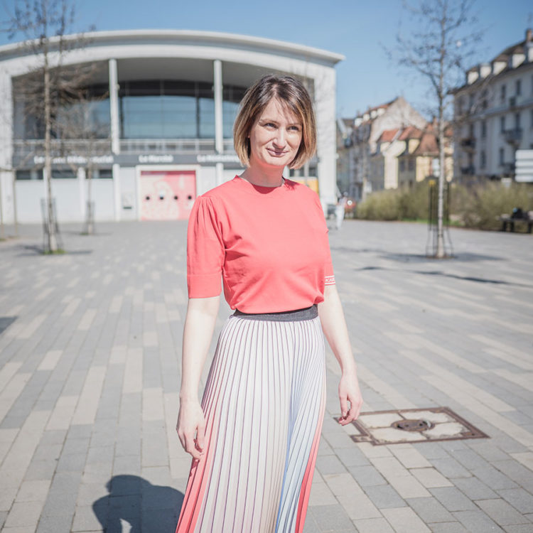 ZUT-STRASBOURG—Marie-Elisabeth North, fondatrice de l’agence de 360° North, photographiée sur la place du Marché à Neudorf. ©Jesus-s-Baptista
