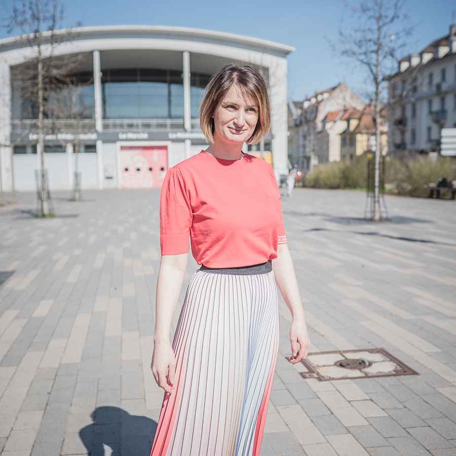 ZUT-STRASBOURG—Marie-Elisabeth North, fondatrice de l’agence de 360° North, photographiée sur la place du Marché à Neudorf. ©Jesus-s-Baptista