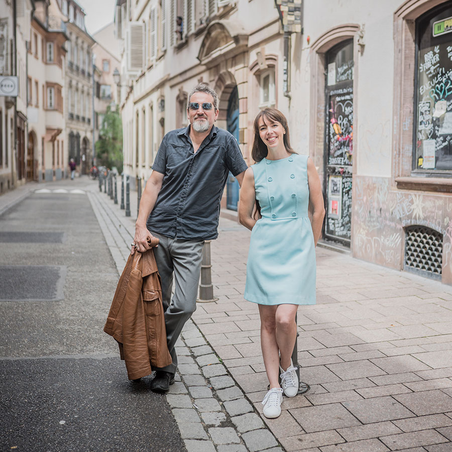 ZUT-STRASBOURG—Noémie_Chevaux et Fred Tavernier, duo d’artistes amoureux du groupe Outed, photographiés rue de l’Arc-en-ciel. ©Jésus s. Baptista