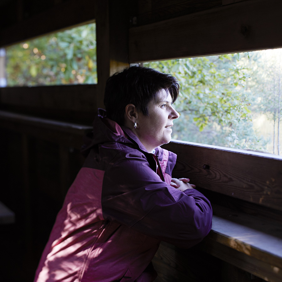 ZUT-HAGUENAU—Mireille Weber, directrice de l’Office de Tourisme du Pays de Haguenau, Forêt et Terre de Potiers, photographiée à l’observatoire ornithologique. ©Estelle Hoffert