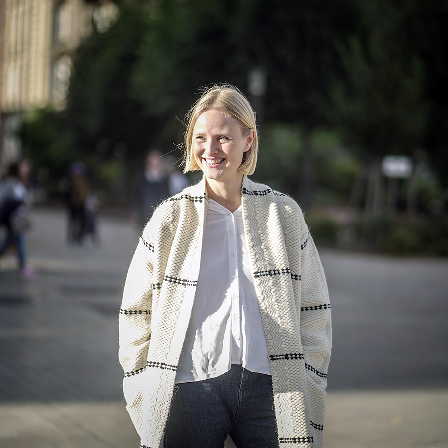 ZUT-STRASBOURG—Julie Wilhelm, architecte et vice-présidente de la Maison Européenne de l’Architecture, photographiée place du Tribunal. ©Jésus s. Baptista