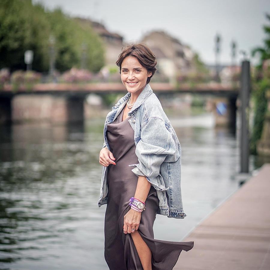 ZUT-STRASBOURG—Sophie Dorn, mannequin et créatrice de contenus, photographiée au ponton des Bateliers. ©Jésus s. Baptista